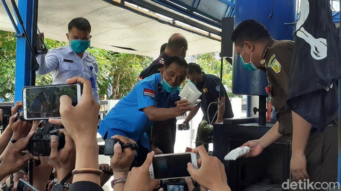 BNNP Sulsel memusnahkan sabu.