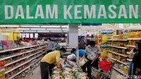 Beberapa warga tampak memborong kebutuhan pokok seperti beras.