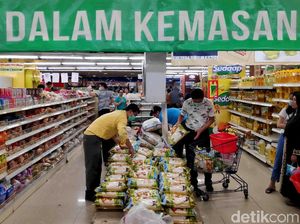 Warga Kelapa Gading Ramai-ramai Borong Bahan Pokok