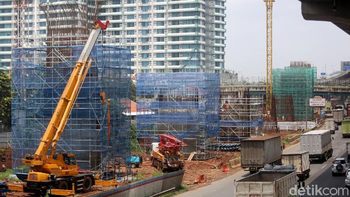 Proyek Kereta Cepat Jakarta-Bandung dihentikan sementara karena disebut sebabkan banjir. Meski begitu proyek kereta cepat di Cikunir masih berjalan.