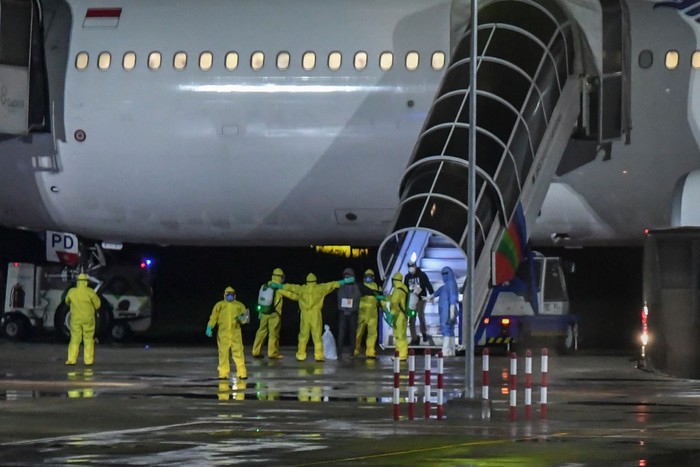 EVAKUASI WNI KRU DIAMOND PRINCESS Petugas melakukan proses debarkasi terhadap WNI kru kapal pesiar Diamond Princess yang telah mendarat dari Jepang di Bandara Kertajati, Majalengka, Senin (2/3/2020) dinihari. Sebanyak 69 WNI kru Diamond Princess tersebut selanjutnya akan melanjutkan perjalanan menuju lokasi observasi di Pulau Sebaru Kecil, Kepulauan Seribu melalui Pelabuhan PLTU Sumuradem. ANTARA FOTO/Dedhez Anggara/wsj.