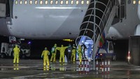 WNI kru kapal pesiar Diamond Princess yang dinyatakan negatif virus corona tiba di Bandara Kertajati, Kabupaten Majalengka, Jawa Barat, Senin (2/3/2020) dini hari.