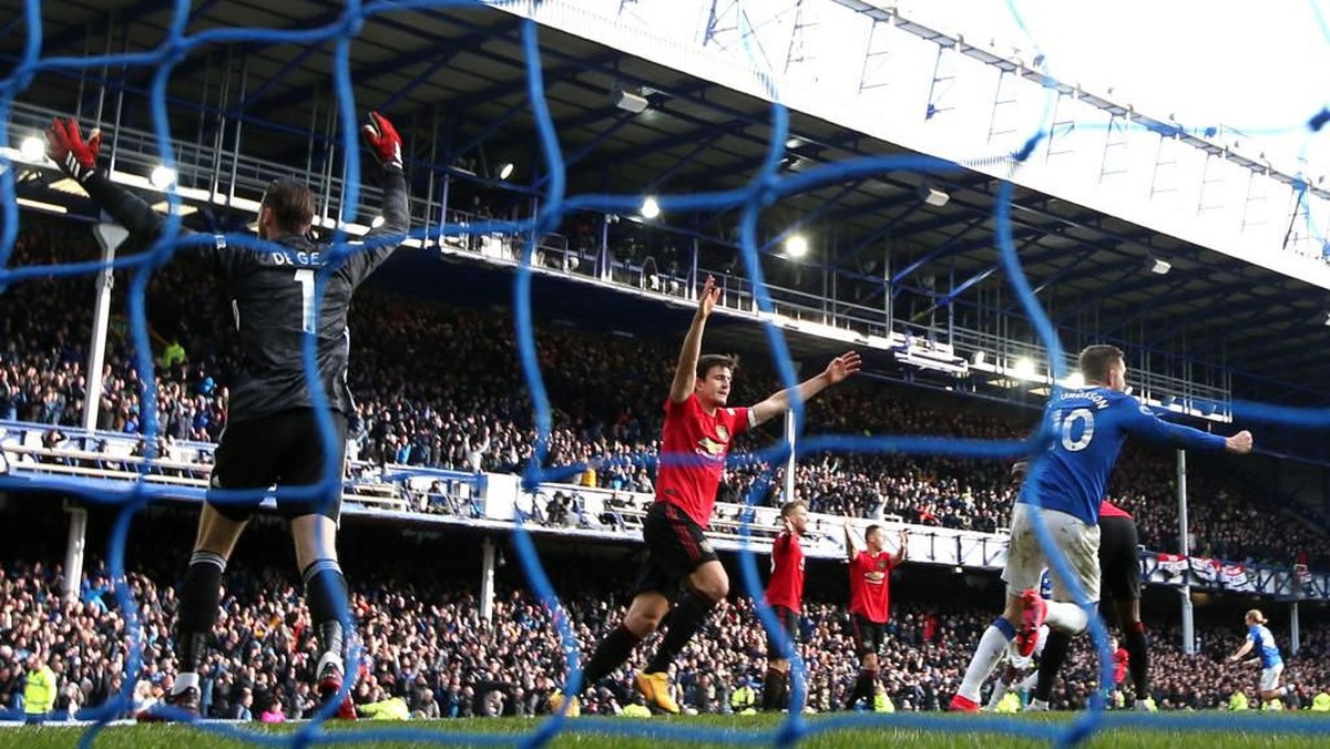 Gol Everton di pengujung laga kontra Manchester United dianulir. (Foto: Getty Images/Clive Brunskill)
