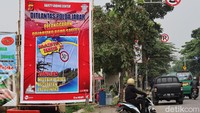 Pantauan detikcom, Senin (2/3/2020) baliho yang berisikan pesan imbauan tertib berlalu lintas itu dipasang di depan Mapolda Jabar.