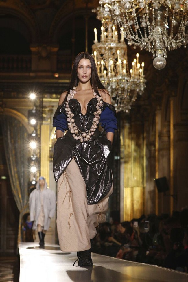 Fashion Week selalu menjadi agenda tersibuk bagi model seperti Bella Hadid. Setelah berlenggang di catwalk Off-White, Mugler dan Lanvin, Bella Hadid kali ini muncul di fashion show Vivienne Westwood, Sabtu (29/2/2020). Peragaan tersebut masih digelar dalam rangkaian Paris Fashion Week. (Foto: Vianney Le Caer/Invision/AP/Vianney Le Caer)