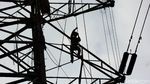 Aksi Petugas Bertaruh Nyawa Perbaiki Kabel Listrik di Tower Sutet