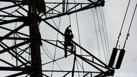 Satu per satu petugas melakukan perbaikan dan pemeliharaan kabel listrik di menara sutet yang berada di kawasan Caman, Jatibening, Kota Bekasi.