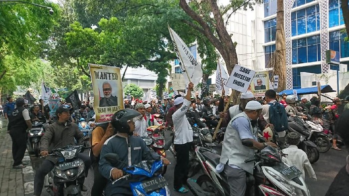 Jalan Sekitar DPRD Sumut Ditutup karena Aksi Solidaritas Muslim India. (Foto: Ahmad Arah/detikcom)
