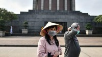 Hanoi di Vietnam juga menjadikan virus Corona sebagai ancaman pariwisata. Negara ini mengharuskan wisatawan menggunakan masker saat berwisata. (MANAN VATSYAYANA/AFP via Getty Images)