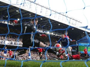 Gol Everton Dianulir, Apa Betul Sigurdsson Mengganggu Pandangan De Gea?