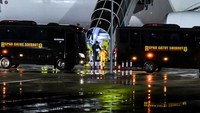Begitu turun dari pesawat, mereka langsung masuk ke bus dari RSPAD Gatot Soebroto terpakir di samping landasan pesawat.