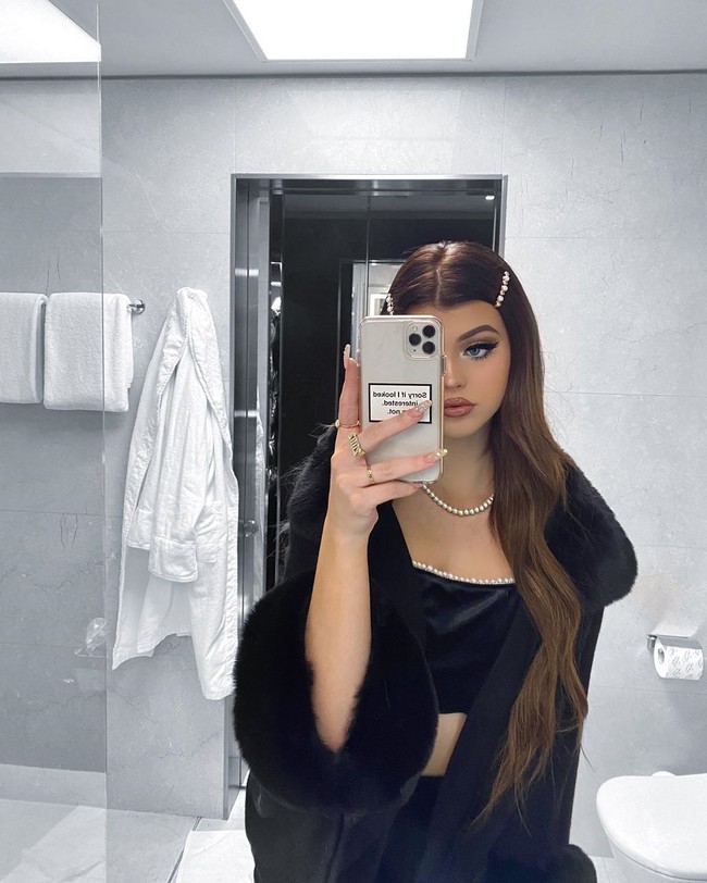 Lalu teman-teman sekolahku mulai mendapat follower dan ketika aku melihat akunku aku sadar beberapa videoku difitur dan aku punya 30 ribu pengikut. Aku datang ke orangtuaku dan aku bilang, aku tidak tahu apa maksudnya ini. Aku baru berusia 13, katanya kepada Interview. Foto: Instagram @loren