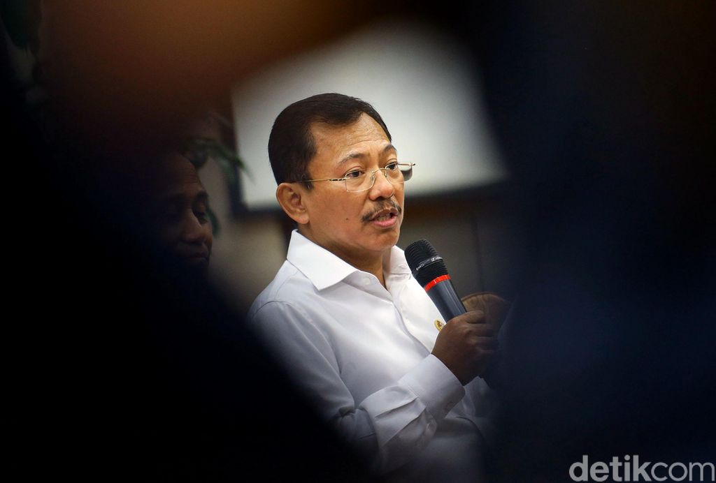 Menkes Terawan terus memantau kondisi 2 WNI yang positif virus corona. Kondisi kedua orang itu pun dilaporkan cukup baik.