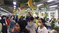 Antrean pengunjung yang hendak membayar belanjaannya pun sampai memenuhi lorong-lorong barang dagangan.