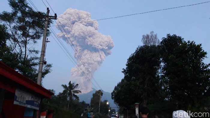 Gunung Merapi kembali mengalami erupsi Selasa (3/3/2020) pagi. Muntahan erupsi vertikal mencapai 6 kilometer. Awan panas guguran mencapai 2 kilometer ke hulu Kali Gendol.