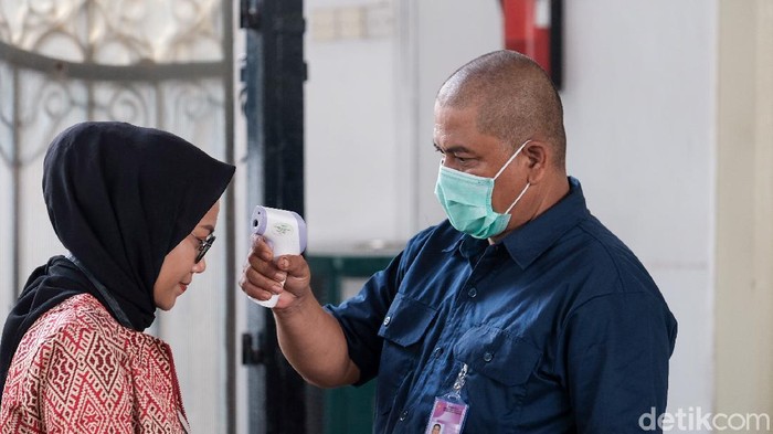 Pemeriksaan Suhu Tubuh di Istana