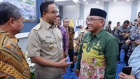 Pria 58 tahun ini sering membagikan aktivitasnya di Instagram. Salah satunya ketika berbincang dengan Gubernur DKI Jakarta, Anies Baswedan. Foto: Instagram idrisashomad