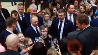 Sebelum peresmiannya, sosok Presiden Rusia Vladimir Putin dikabarkan telah meninjau taman rekreasi itu pada Kamis kemarin. Didampingi oleh Walikota Moskow, Sergei Sobyanin, Putin diketahui sempat berkeliling dan berfoto dengan sejumlah anak-anak saat kunjungannya tersebut (dream_island_park/Instagram)