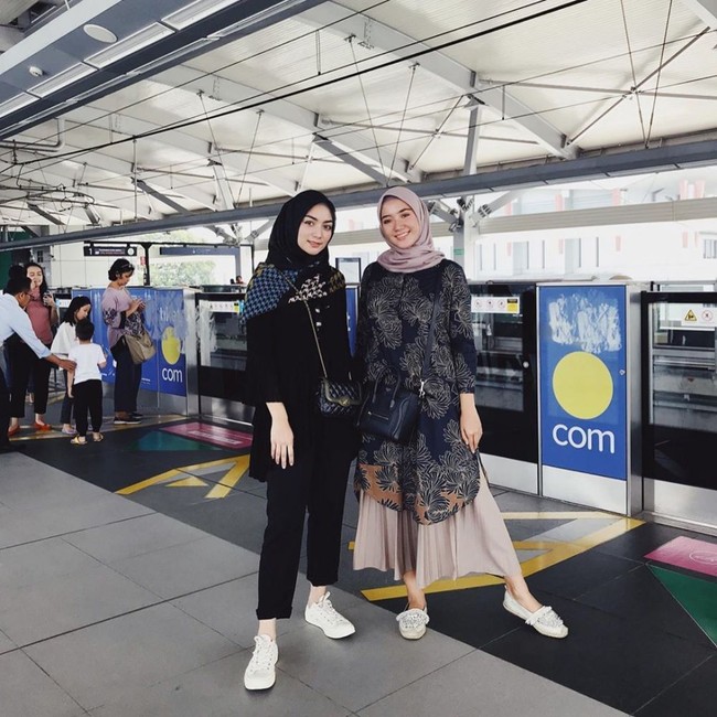 Citra Kirana memilih busana serba hitam. Untuk memadupadankan busana hitamnya, Citra memilih menggunakan kerudung yang juga berwarna hitam dengan motif biru, krem, dan coklat. Untuk sepatu, istri dari Rezky Aditya itu memilih sneakers putih. Foto: Instagram