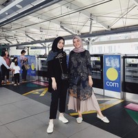 Citra Kirana memilih busana serba hitam. Untuk memadupadankan busana hitamnya, Citra memilih menggunakan kerudung yang juga berwarna hitam dengan motif biru, krem, dan coklat. Untuk sepatu, istri dari Rezky Aditya itu memilih sneakers putih. Foto: Instagram