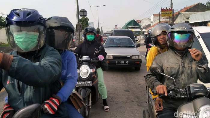 Lima kecamatan di Kabupaten Klaten diguyur hujan abu imbas erupsi Gunung Merapi. Warga pun kenakan masker saat beraktivitas di luar ruangan guna hindari abu.
