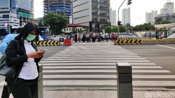 Smartphone yang dibekali kamera 108 MP ini mengabadikan lalu lalang warga di kawasan Jalan Sudirman-Thamrin, Jakarta, tepatnya Bundaran Hotel Indonesia.