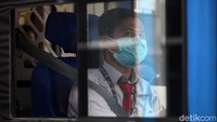 Terkait hal itu, sebagai salah satu upaya untuk mencegah penyebaran virus corona warga pun mengenakan masker saat beraktivitas.
