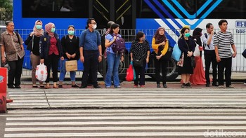 Ada yang menggunakan masker, khawatir akan penularan virus Corona yang sudah memakan korban jiwa lebih dari 2000 orang di seluruh dunia khususnya di Wuhan China. Tapi ada juga yang tampak cuek jalan seperti biasa tanpa mengenakan masker.
