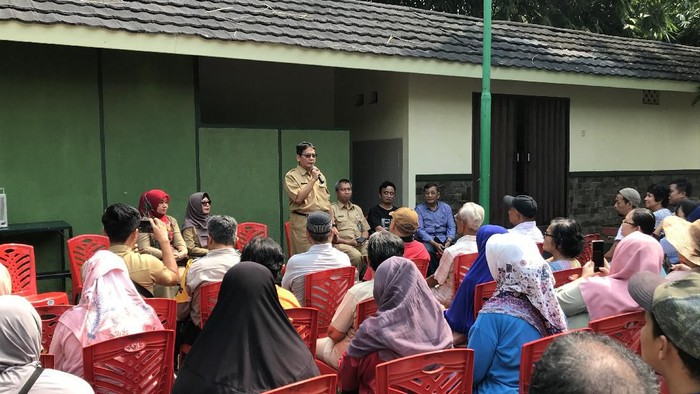 Sekretaris Daerah (Sekda) Pemkot Depok, Haridono menemui warga Perumahan Studio Alam Indah, Depok, Jawa Barat, menyusul dua orang dinyatakan positif terjangkit virus corona. Dia mengimbau agar warga tidak panik.