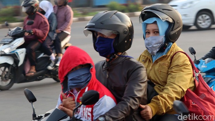 Jawa Barat siaga 1 virus corona, pasca dua warga Depok positif corona. Untuk menangkal penyebaran virus tersebut, warga Kota Bandung ramai-ramai gunakan masker.