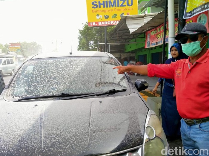 Lima kecamatan di Kabupaten Klaten diguyur hujan abu imbas erupsi Gunung Merapi. Warga pun kenakan masker saat beraktivitas di luar ruangan guna hindari abu.