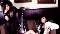 Selain jago bermain gitar, ia juga memiliki paras cantik dan suara merdu hingga menjadi idola banyak orang. Dok. Instagram/prisarianzi