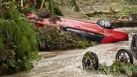 Kerusakan mobil-mobil tersebut bervariasi, mulai dari rusak ringan hingga mengalami kerusakan yang cukup berat imbas banjir bandang yang melanda kawasan Rio de Janeiro, Brasil.