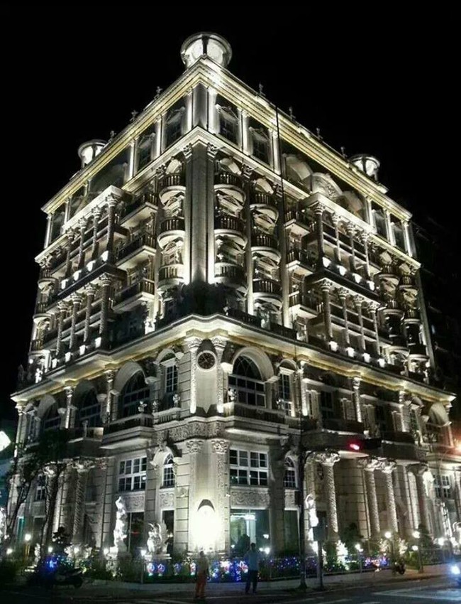 Laporan dari Want Weekly menyebutkan, Hu menghabiskan NT$ 400 juta atau sekitar Rp 190 miliar untuk membangun rumah delapan lantai yang ditempati empat istrinya, 14 anaknya dan 16 selingkuhannya. Rumah super megah itu tampak luarnya seperti hotel bergaya Eropa. Foto: Facebook