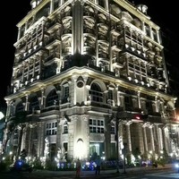 Laporan dari Want Weekly menyebutkan, Hu menghabiskan NT$ 400 juta atau sekitar Rp 190 miliar untuk membangun rumah delapan lantai yang ditempati empat istrinya, 14 anaknya dan 16 selingkuhannya. Rumah super megah itu tampak luarnya seperti hotel bergaya Eropa. Foto: Facebook