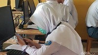 Wakil Kepala Sekolah Bidang Kesiswaan SMK Bunga Persada, Cianjur, Yulia Eka Rini mengatakan imbauan menggunakan masker sudah lama disampaikan. Namun, dengan adanya pasien suspect Corona, pihak sekolah meminta dengan tegas agar para siswa menjaga diri dan mencegah terkena virus Corona. Selain imbauan menggunakan masker, sekolah juga mengarahkan para siswa untuk menjaga kesehatan dengan mengkonsumsi buah dan sering mencuci tangan