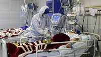 Virus corona terus merajalela di Iran. Kementerian Kesehatan Iran mengonfirmasi adanya 1.234 kasus baru corona dalam waktu 24 jam terakhir. Hinga kini jumlah pasien yang meninggal akibat virus ini telah bertambah menjadi 124 orang. Ali Shirband/Mizan News Agency via AP.