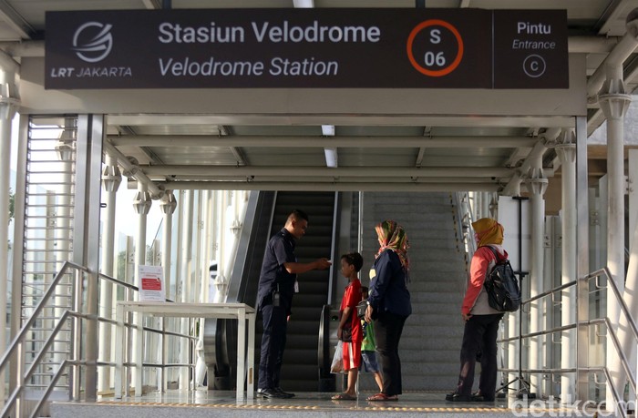 Pemeriksaan kesehatan turut dilakukan bagi para calon penumpang LRT Jakarta. Para penumpang diperiksa suhu tubuhnya sebelum menaiki LRT.