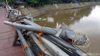 Pagar besi jembatan di Jalan KH Abdullah Syafei, itu tampak masih rusak dan belum diperbaiki.