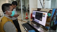 Kegiatan tersebut dilakukan dengan cara  melakukan thermo gun dan thermal scanner.