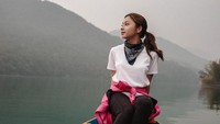 Tak hanya trekking di Annapurna, Nikita juga sempat singgah ke Pokhara. Di sana ia berfoto dengan latar danau nan indah (nikitawillyofficial94/Instagram)