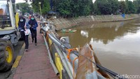 Penampakan pagar besi jembatan yang rusak di kawasan Jalan KH Abdullah Syafei, Jakarta.