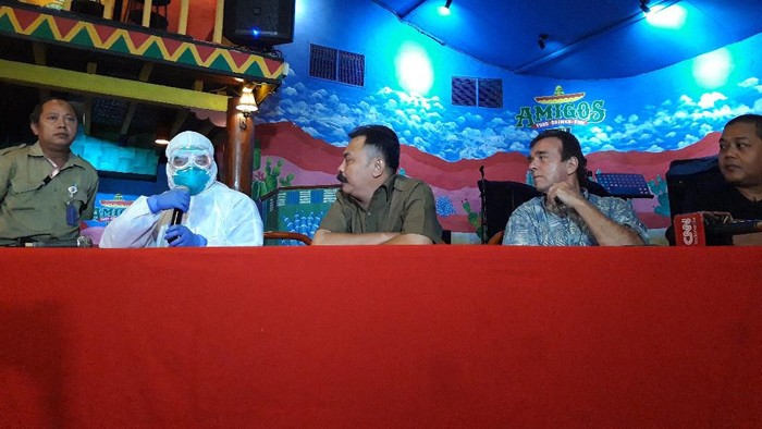 Sudinkes Jaksel periksa 32 karyawan Amigos. (Foto: Rahel/detikcom)