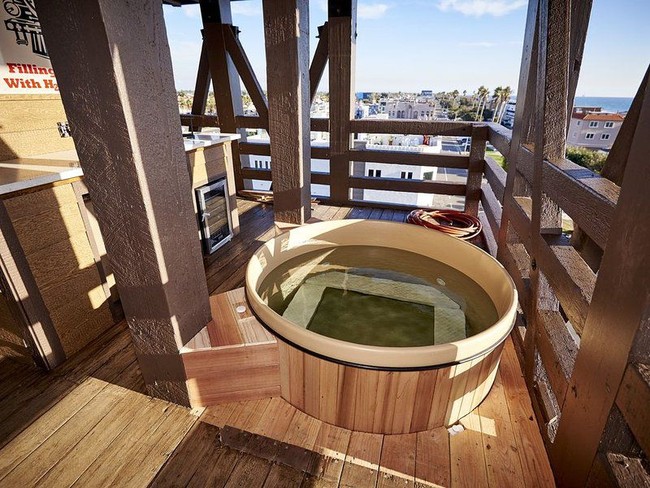 Di balkon bahkan tersedia jacuzzi. Mewah! Kamu bisa merasakan sensasi tinggal di rumah ini dengan menyewanya. Di Tripadvisor, rumah ini disewa seharga US$ 961 atau Rp 13,6 juta per malam. (Foto: Dok. Tripadvisor)