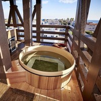 Di balkon bahkan tersedia jacuzzi. Mewah! Kamu bisa merasakan sensasi tinggal di rumah ini dengan menyewanya. Di Tripadvisor, rumah ini disewa seharga US$ 961 atau Rp 13,6 juta per malam. (Foto: Dok. Tripadvisor)