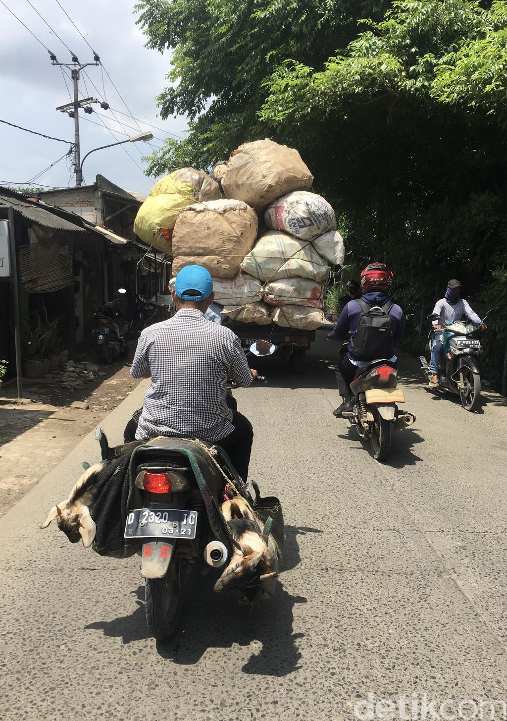 Ada-ada saja aktivitas para pengendara yang melintas di jalan. Mulai dari pengendara motor yang membawa kambing hingga mobil dengan muatan berlebih.