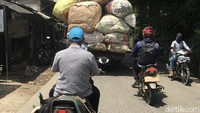 Pemandangan seperti ini tentu menjadi lumrah karena lemahnya penindakan dari pihak aparat kepolisian dalam menjalankan tugasnya. Jangan ditiru yaaa!!! kedua-duanya bisa membahayakan orang lain loh.