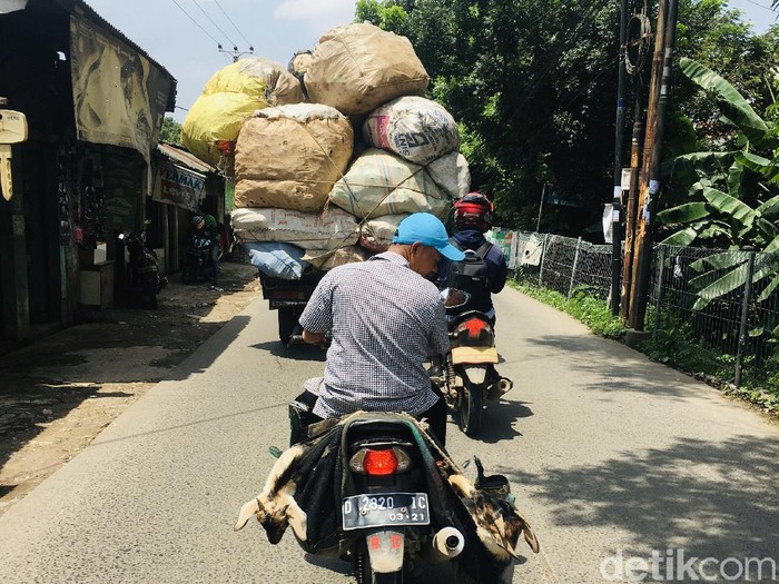 Ada-ada saja aktivitas para pengendara yang melintas di jalan. Mulai dari pengendara motor yang membawa kambing hingga mobil dengan muatan berlebih.