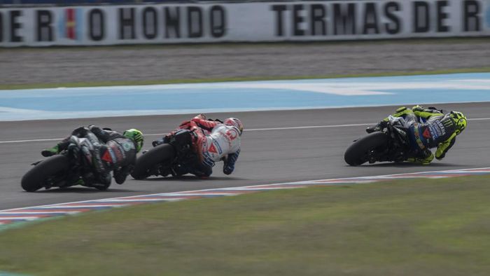 MotoGP Argentina RIO HONDO, ARGENTINA - MARCH 31: Valentino Rossi of Italy and Yamaha Factory Racing leads the field during the MotoGP race during the MotoGp of Argentina - Race on March 31, 2019 in Rio Hondo, Argentina. (Photo by Mirco Lazzari gp/Getty Images)