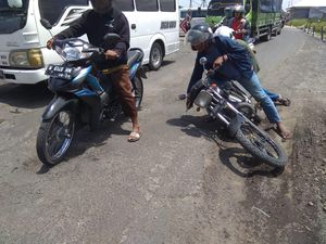 Awas! Banyak Jalan Rusak dan Berlubang di Gresik